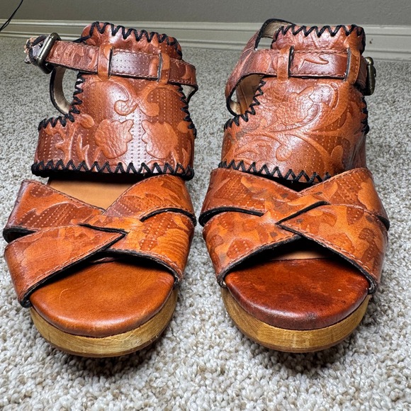 Patricia Nash Italian Leather Floral Embossed Size  Wood Block Heel Sandals - Picture 9 of 16